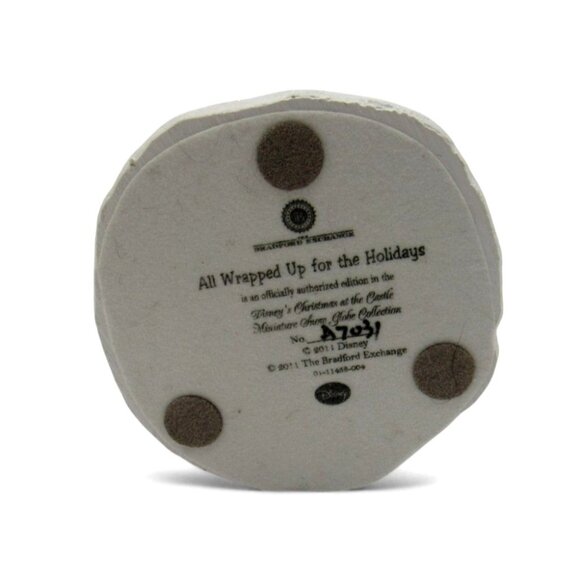 Bradford Exchange DISNEY All Wrapped Up For The Holidays Winnie Pooh Snow Globe - Picture 9 of 10